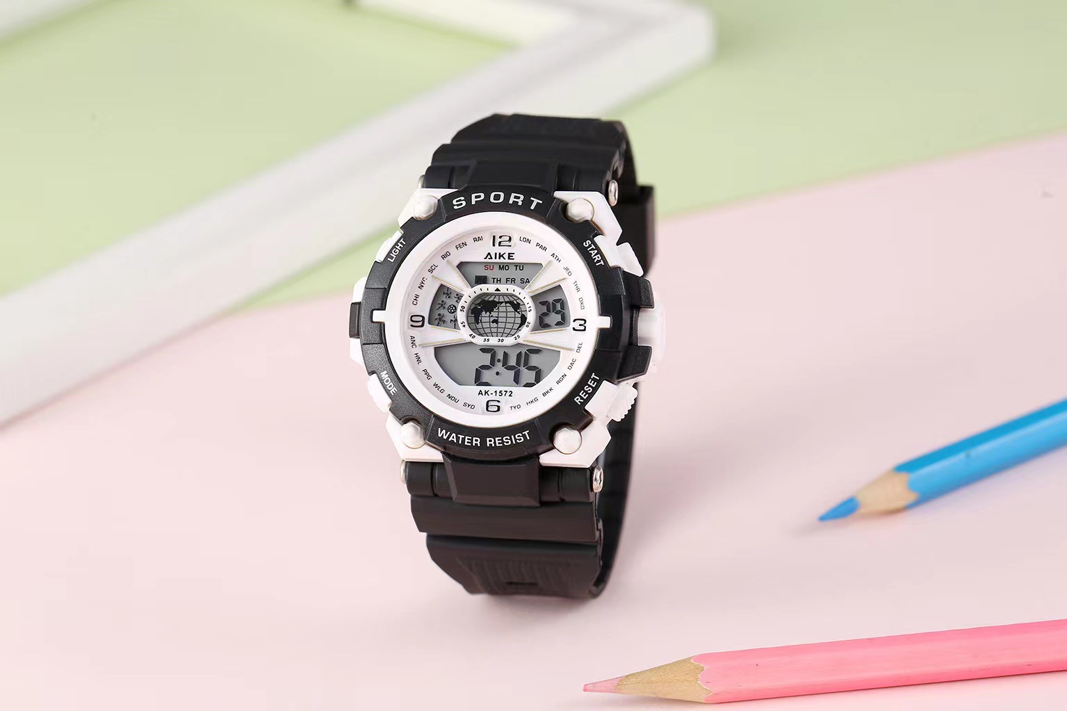 AIKE1572 estilo deportivo reloj electrónico luminoso para hombres y mujeres reloj impermeable para estudiantes al por mayor amor grabado transparente caja independiente