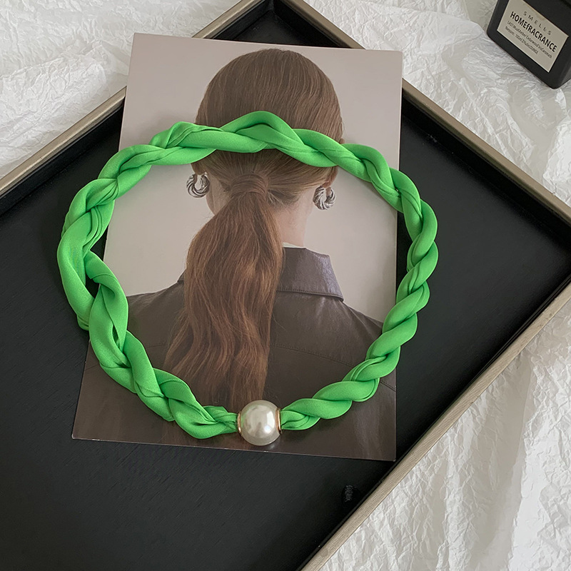 Pañuelo de seda con collar de perlas tortas Primavera y verano Nuevos productos Temperamento de moda Decoración multifuncional Pañuelo de seda con hebilla magnética para mujer