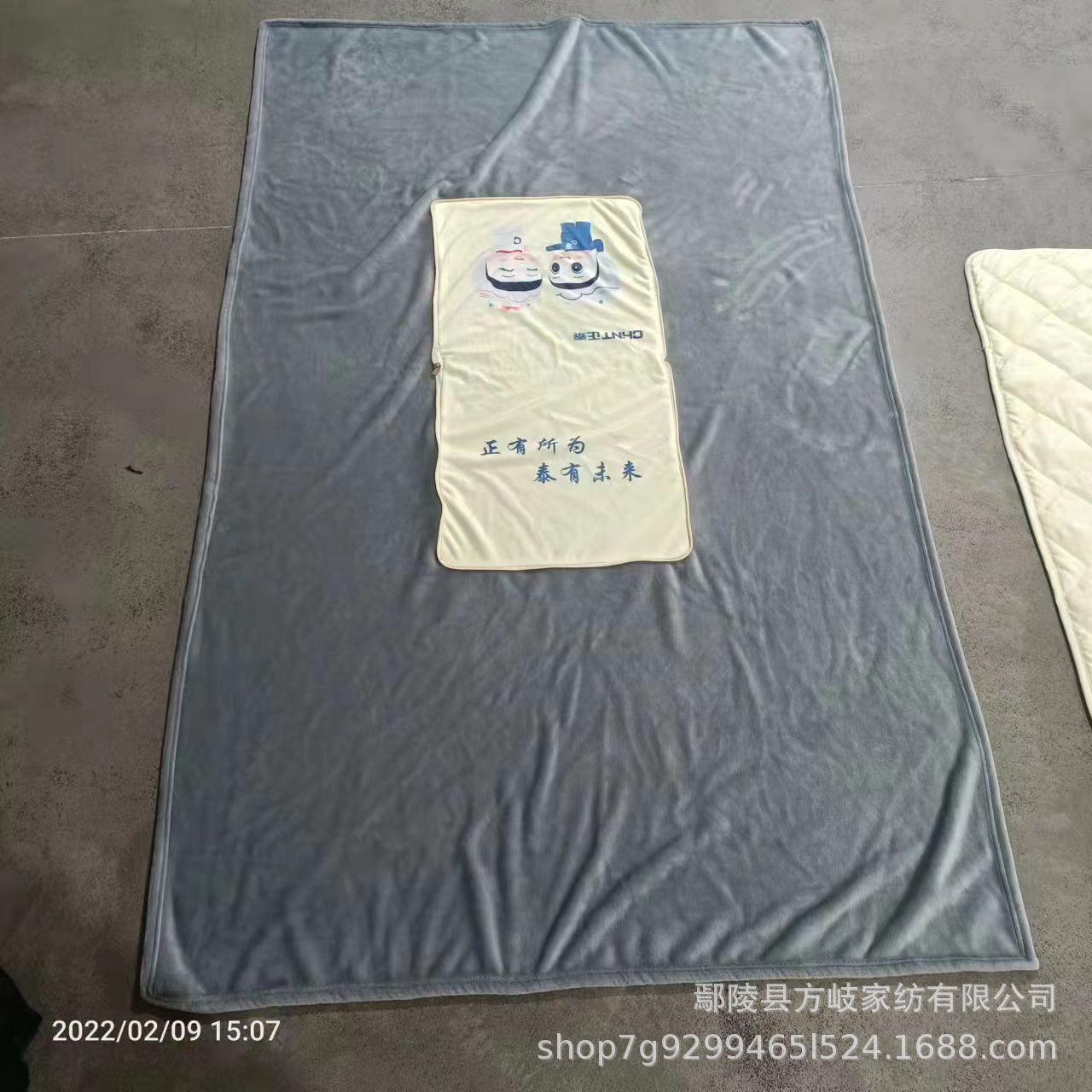 밝은 회색