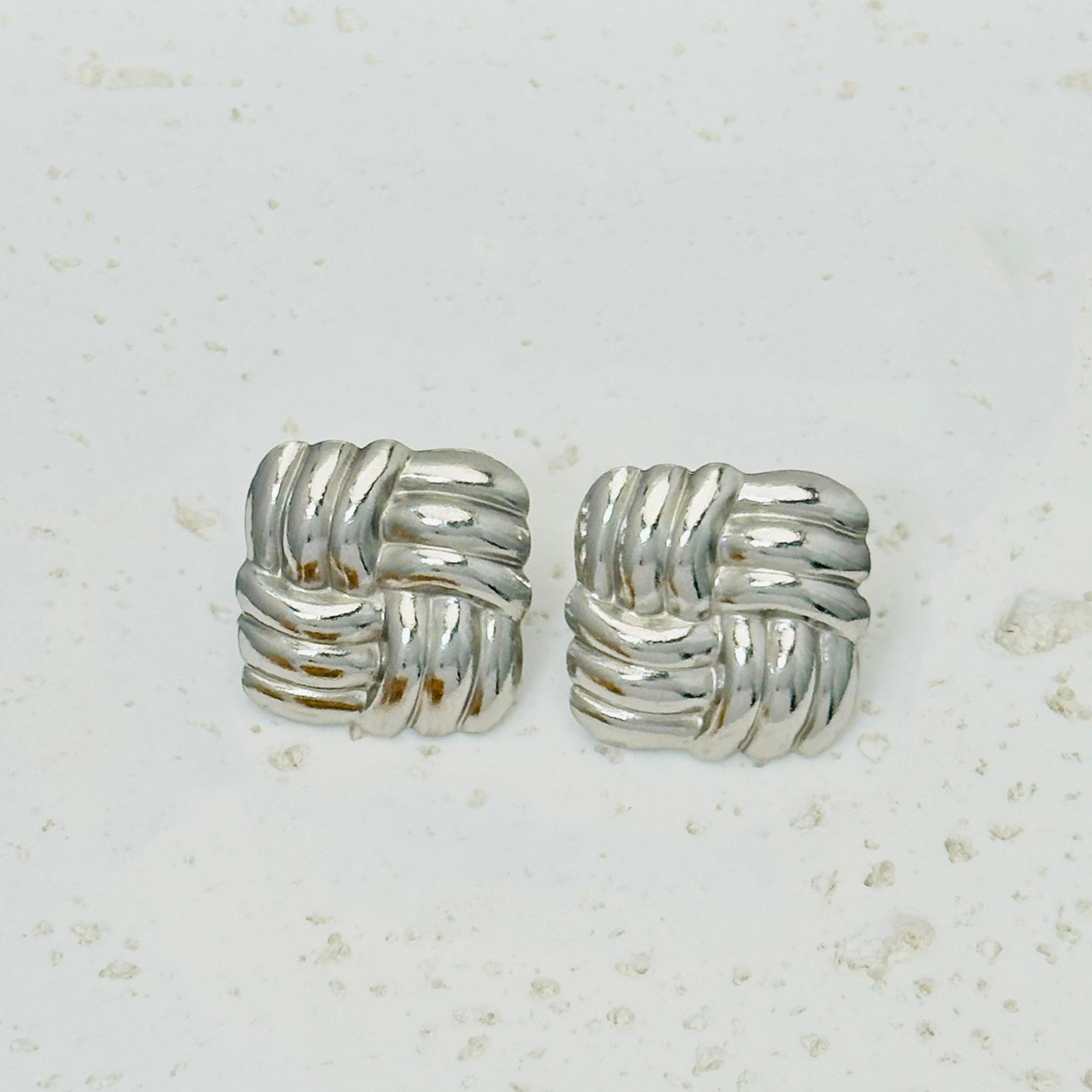 Pendientes de acero inoxidable a rayas cuadradas de tendencia de alta gama transfronteriza europea y americana Pendientes de 18K de lujo ligero para mujer al por mayor