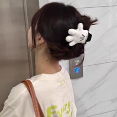 かわいい奇妙なミッキーの手のひらが立体的なぬいぐるみの爪をつかむサメのクリップ趣味の小さな手のヘアピンの髪飾り