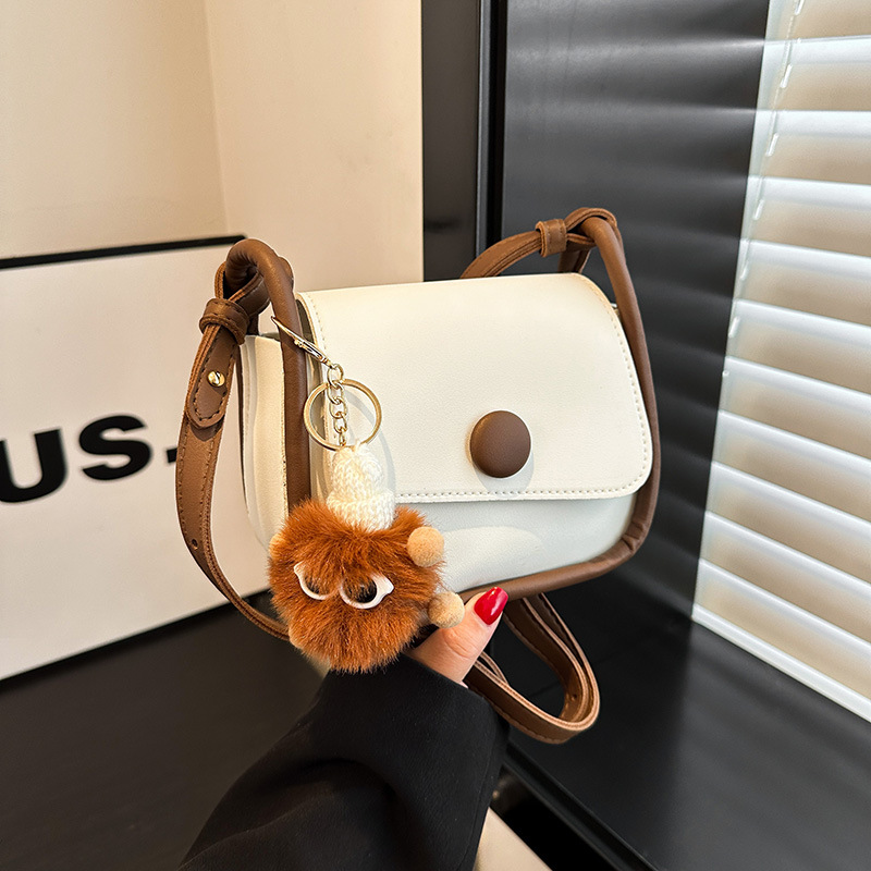 펜던트가 달린 화이트