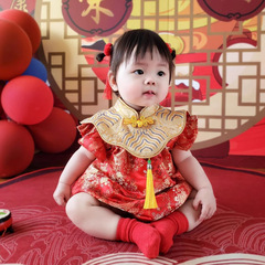 Red Chinese-style children's qipao for one-year-old girls, suitable for baby's first birthday party, summer thin dress with traditional elements for girls.