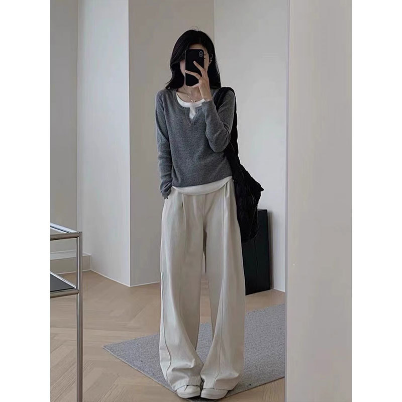 【上質生地】黒の偽の2つのvネックの中に女性の秋の修身がやせて見える底のシャツの長袖の上着があります。