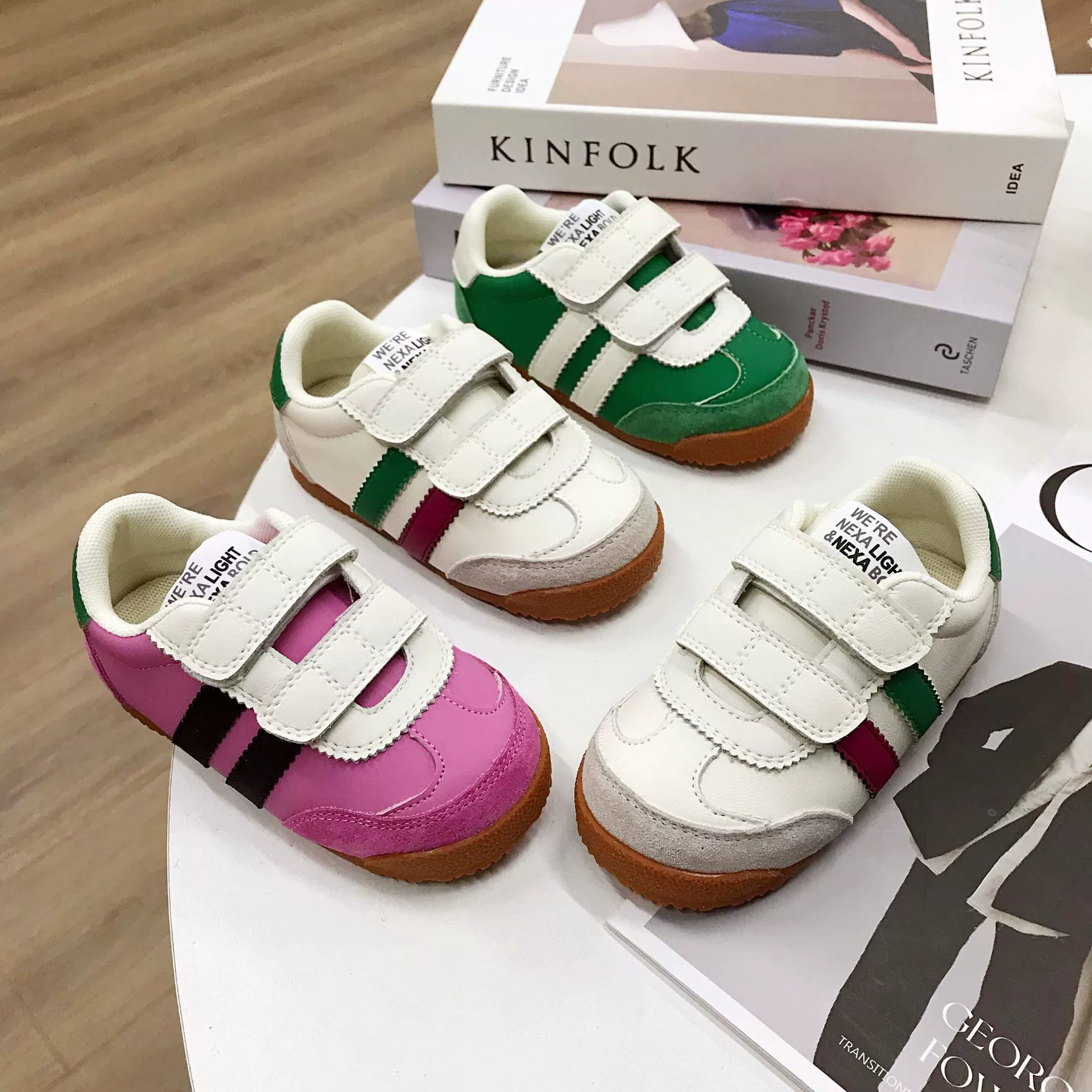 Весенне-осенние детские кроссовки в корейском стиле 2025 года для малышей и детей, повседневная обувь для девочек с мягкой нескользящей подошвой.