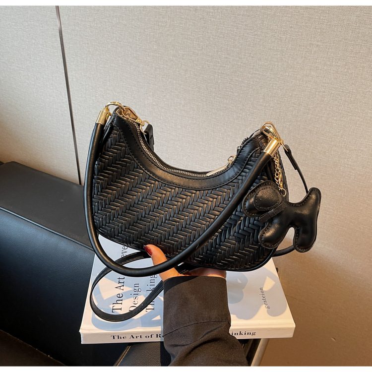 This is a new, trendy and fashionable, simple and retro commuting bag for women in 2025, featuring a soft leather bag with a high-quality texture undefined