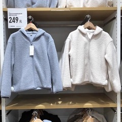 日単秋冬タイプの婦人服は羊の小毛のフリースのジッパーと帽子のカーディガンの長袖の短いコートをまねています。