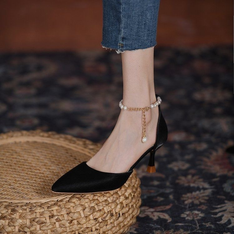 Zapatos de cabeza afilada para mujeres 2026 primavera nuevo estilo con perlas de hadas tacones altos blancos tacones delgados