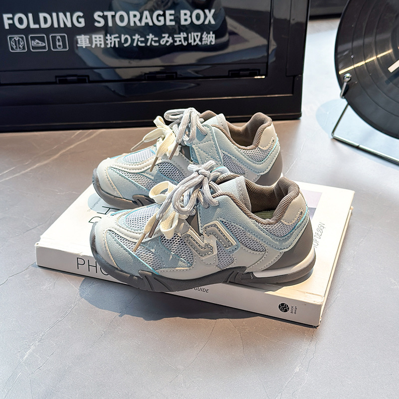 Zapatos deportivos de color para niños 2025 otoño nuevo estilo coreano de zapatos de entrenamiento de estilo antideslizante suave zapatos de carrera transpirables