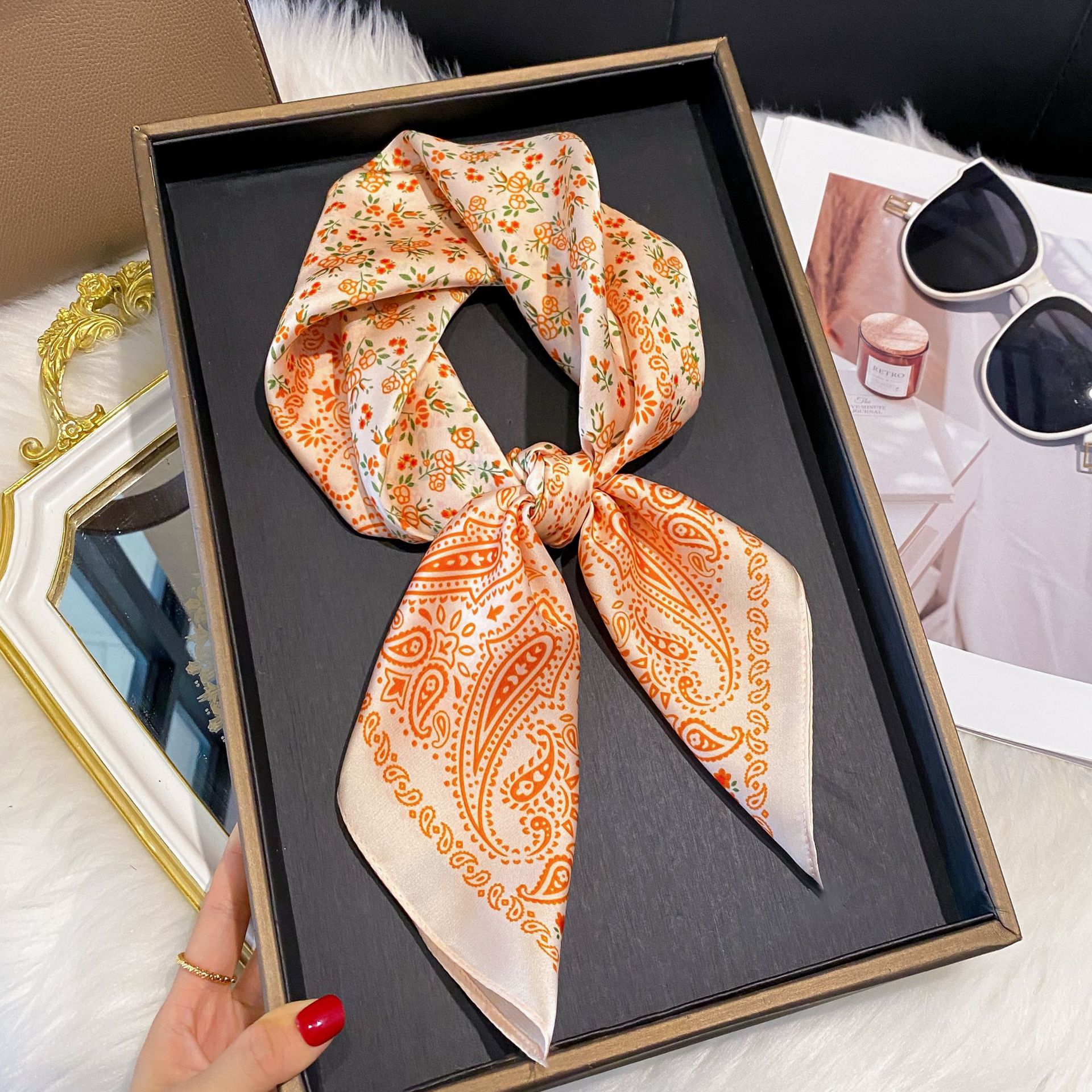 Foulard in raso versatile per donna quadrato effetto seta_voghion.com