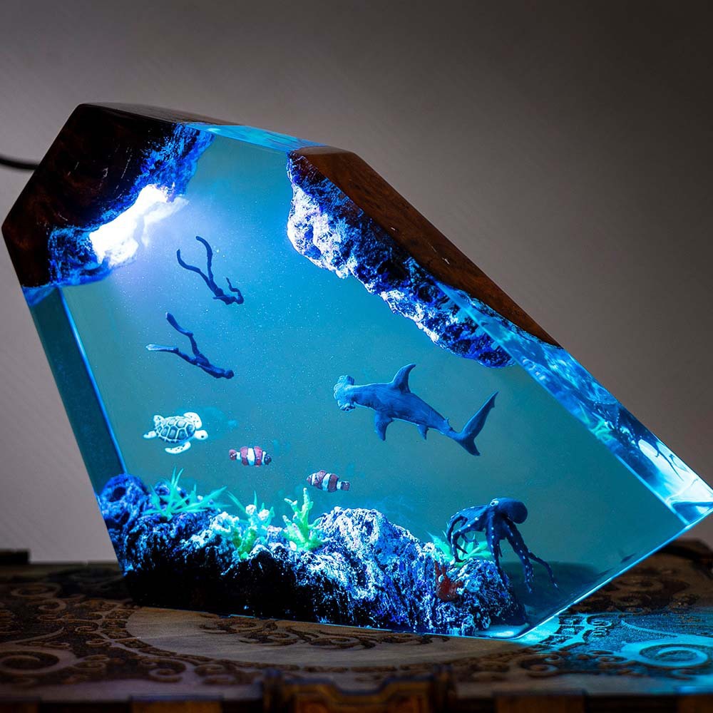 Amazon Hot sale ballena jorobada vista del mar microscópica buceador resina lámpara de madera epoxi y madera lámpara de noche gratis