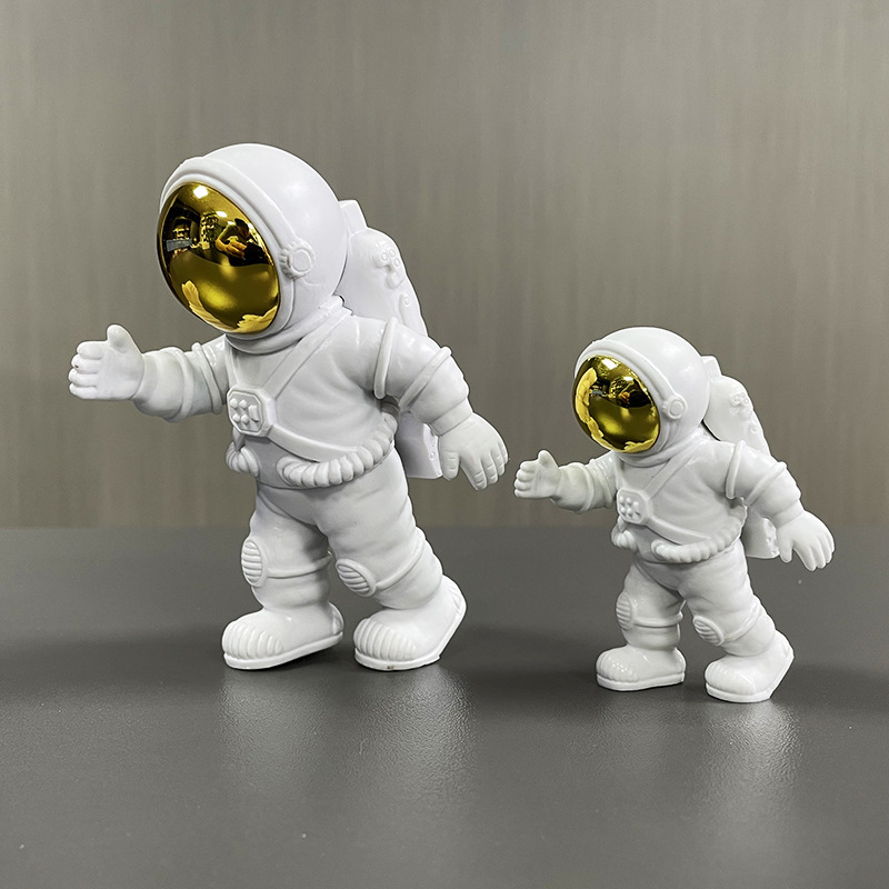 大サイズの宇宙飛行士が宇宙飛行士の客間の部屋の家の酒場の装飾品を飾って贈り物をして卸売りします。|undefined