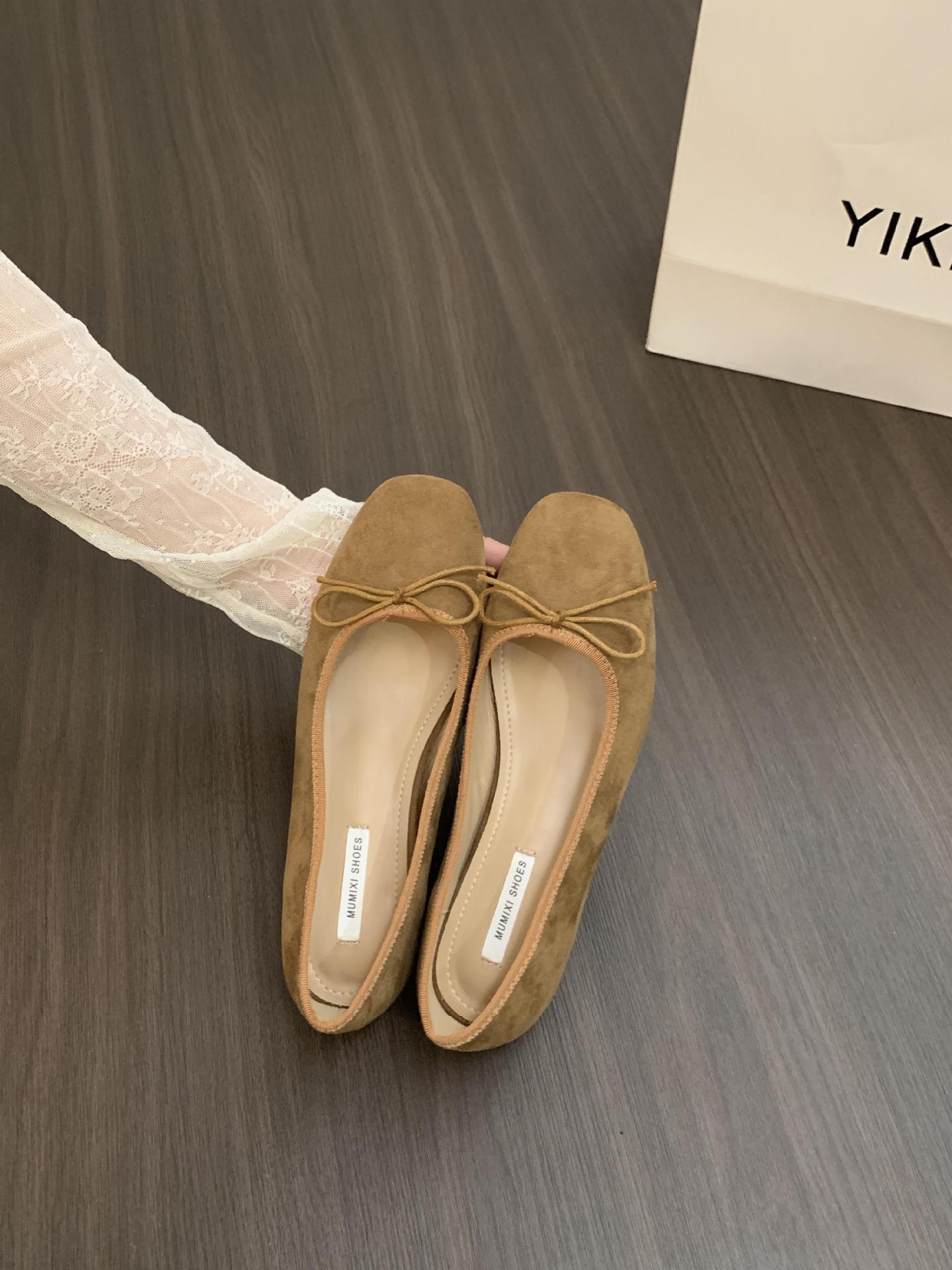 Zapatos individuales de ballet de gamuza realzados en estilo francés, zapatos de mujer 2025 nuevos zapatos de noche rojos con lazo de primavera y otoño