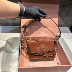 MIU家新款高版本油蜡皮饭盒包ins通勤时尚腋下报手提单肩轻便女包