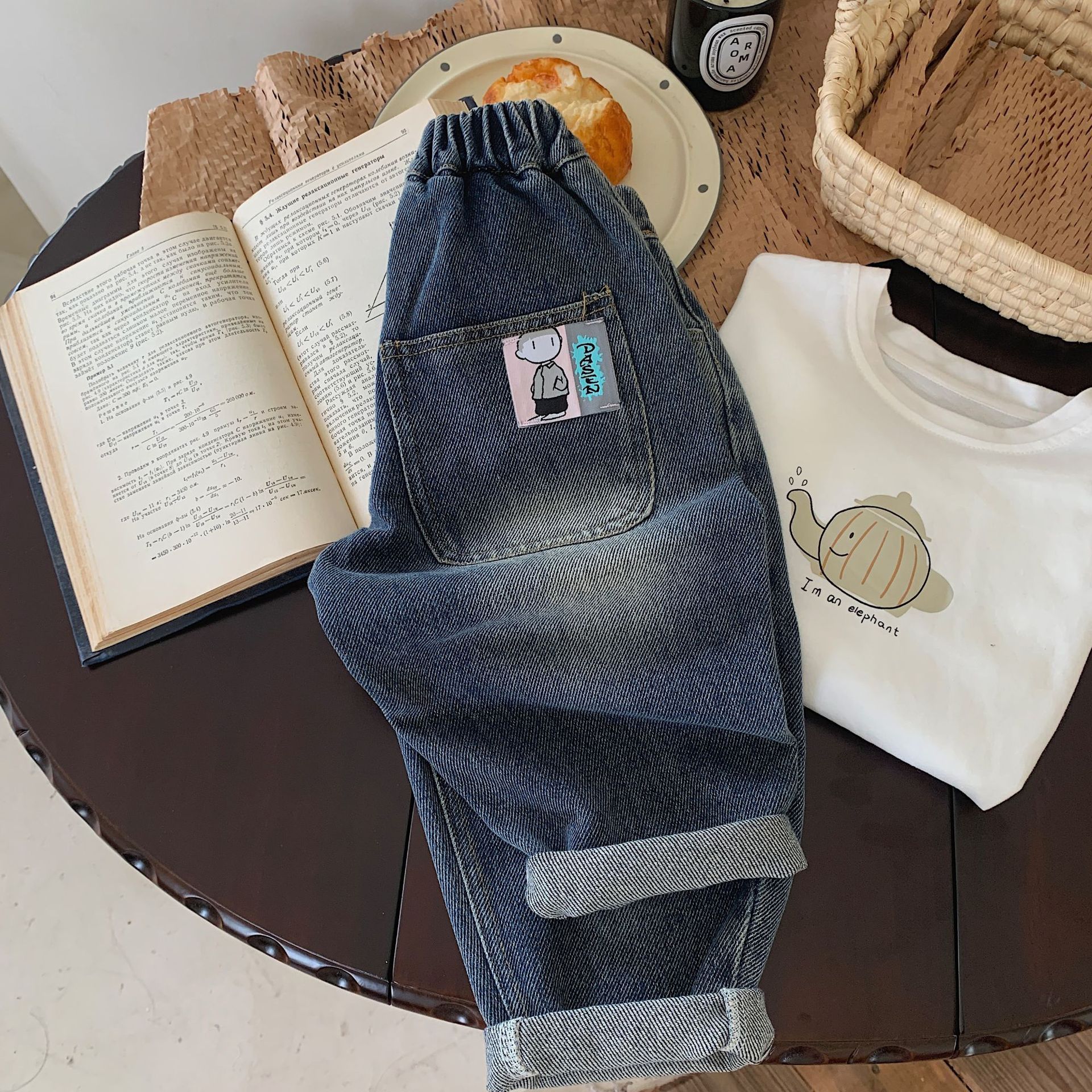 Barnbyxor 2023 Bangcheng höstpojkar Koreansk tecknad ficka Bokmärke Stilig mångsidig jeans F0311_voghion.com