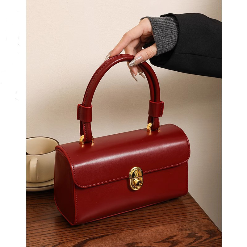 花嫁への結婚祝いギフトレッドウェディングバッグ2025新しいハイエンドの女性用ハンドバッグレトロ多用途小型