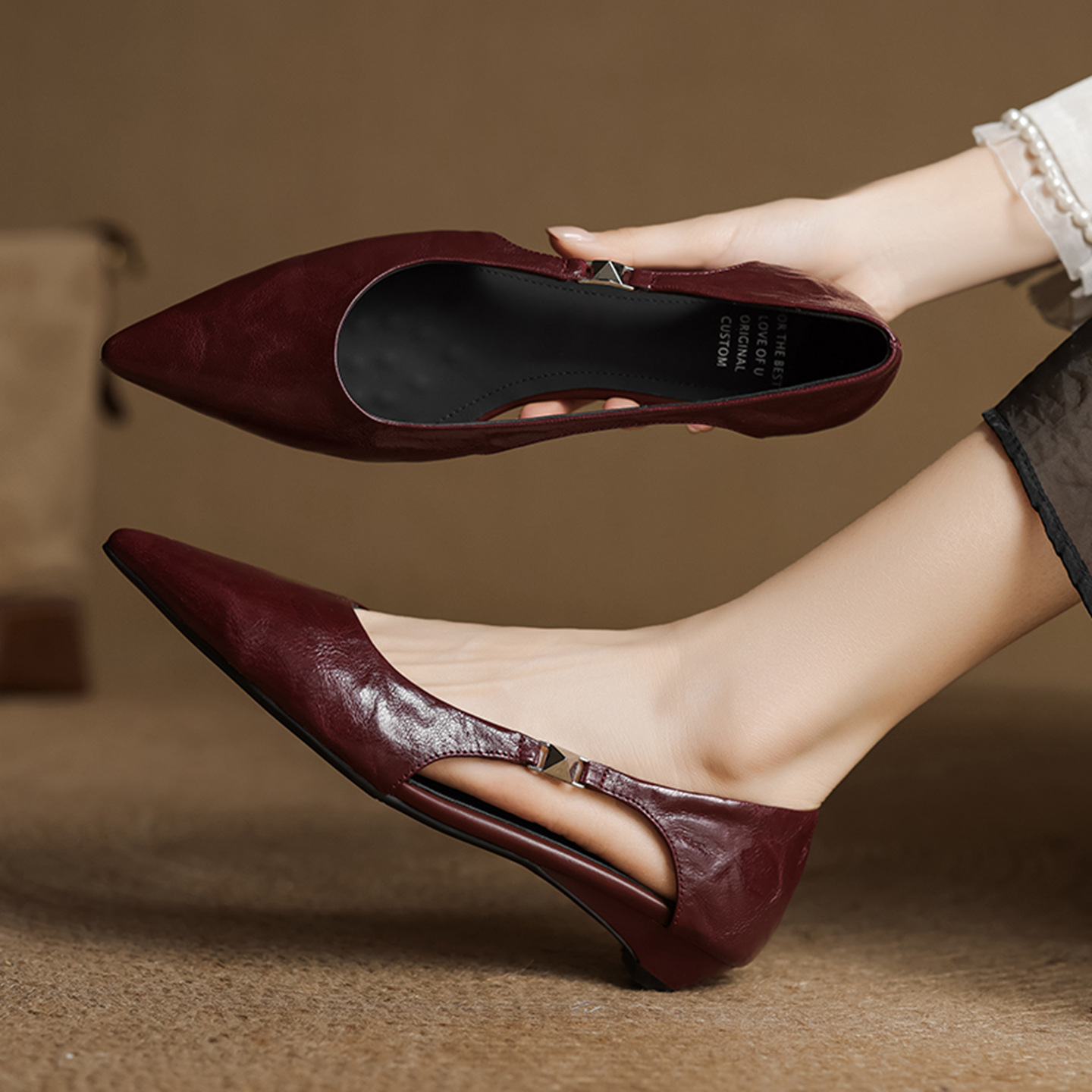 Sandal nữ da cừu mũi nhọn gót thấp hở mũi kiểu Hàn Quốc — đen