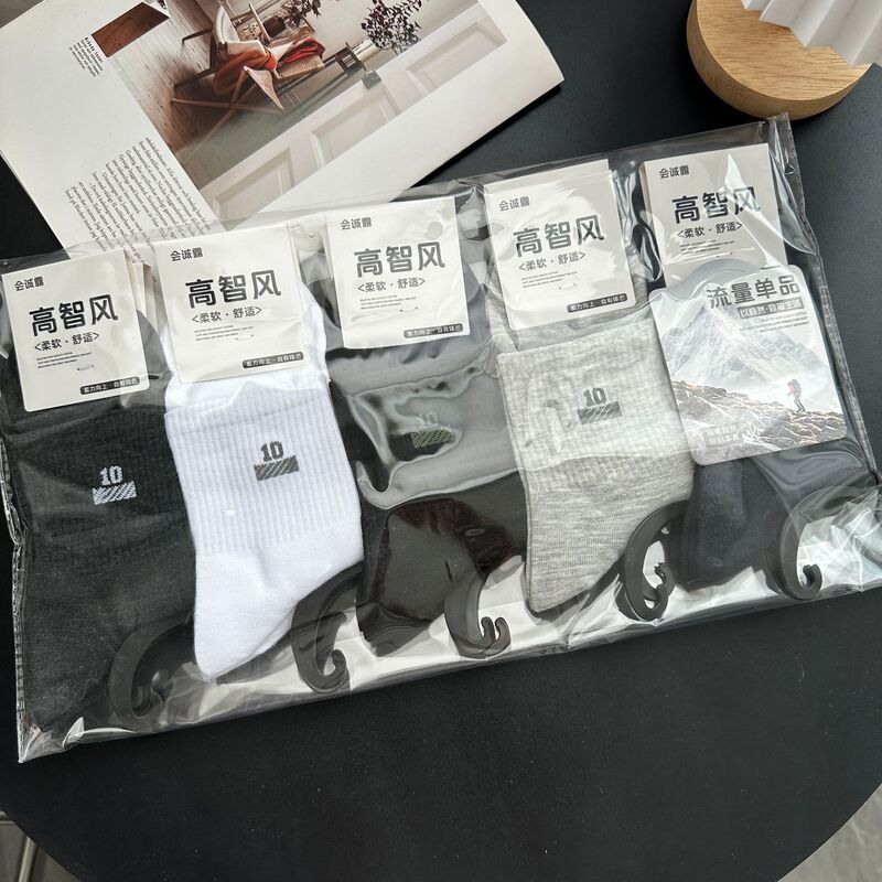 New autumn and winter men's mid-calf breathable, sweat-absorbing, versatile letter-printed fashion trendy student college style sports cotton socks New autumn and winter men's mid-calf breathable, sweat-absorbing, versatile letter-printed fashion trendy student college style sports cotton socks