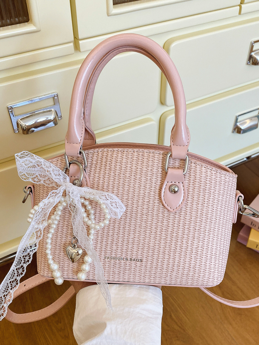 Vacaciones de verano en la playa de viajes bolsa de conchas de arena mujer 2025 este año bolsa de paja popular nueva bolsa de hombro tejida