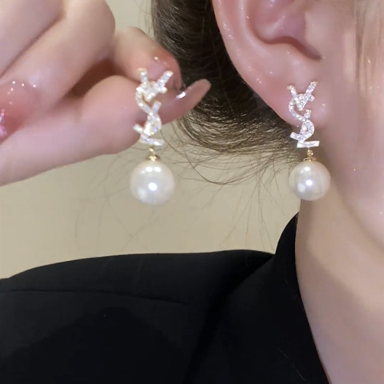 Universal earrings with zircon with letters