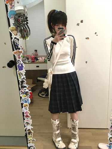 [210g, 40-count Faux Cotton] Embroidered Crew-Neck Long-Sleeve T-Shirt for Women, Patchwork Design with Three Stripes, Slim-Fit, Cropped Style, Available in Apricot