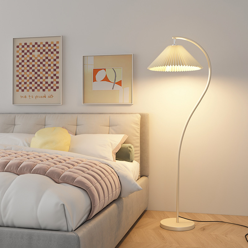 Lámpara de pie Vintage Crema retro francesa Sala de estar Dormitorio Lámpara de mesa vertical Lámpara de ambiente plisada de estilo japonés