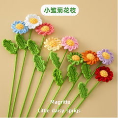 カモミールの毛糸の小さいデイジーの花の枝の完成品の花束の材料の花のかごは桶の部品の手を抱いて花の新婚の花束を持ちます。