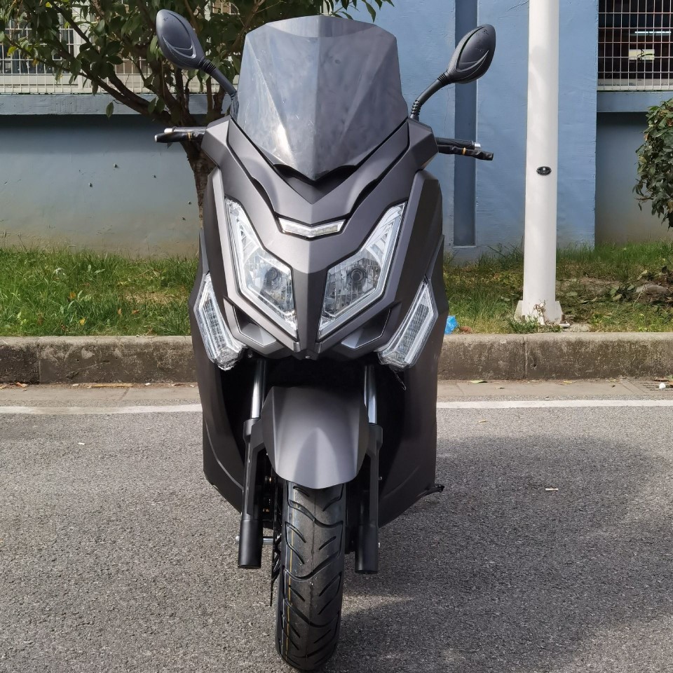 Brand New T9 Electric Scooter with Curved Frame, High-Power Electric Motorcycle, Long-Range Battery Vehicle, Leisure Passenger Vehicle