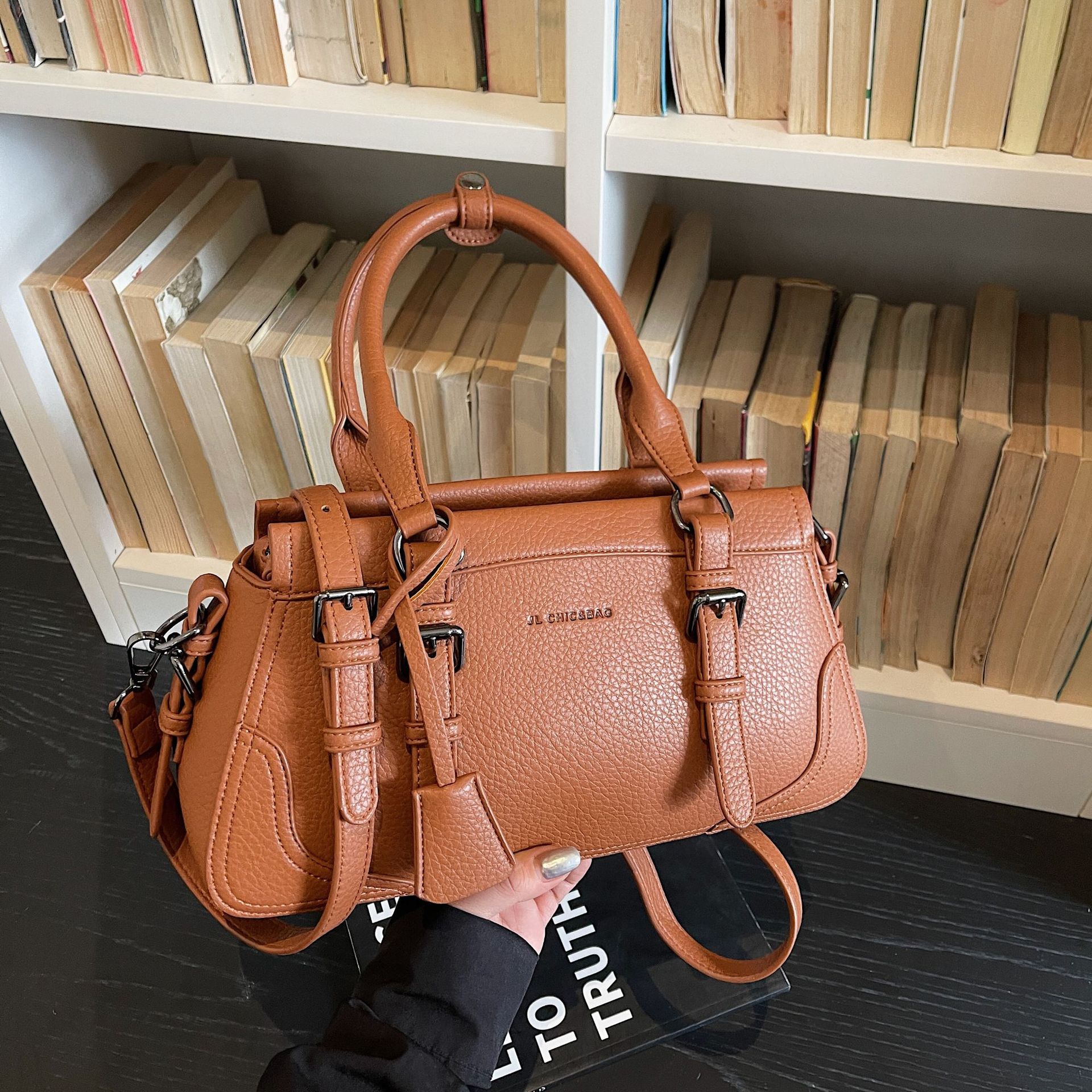 Bolsa de mano estampada litchi europea y americana 2026 verano nuevo estilo ligero de lujo nicho sensación diaria de hombro mochila