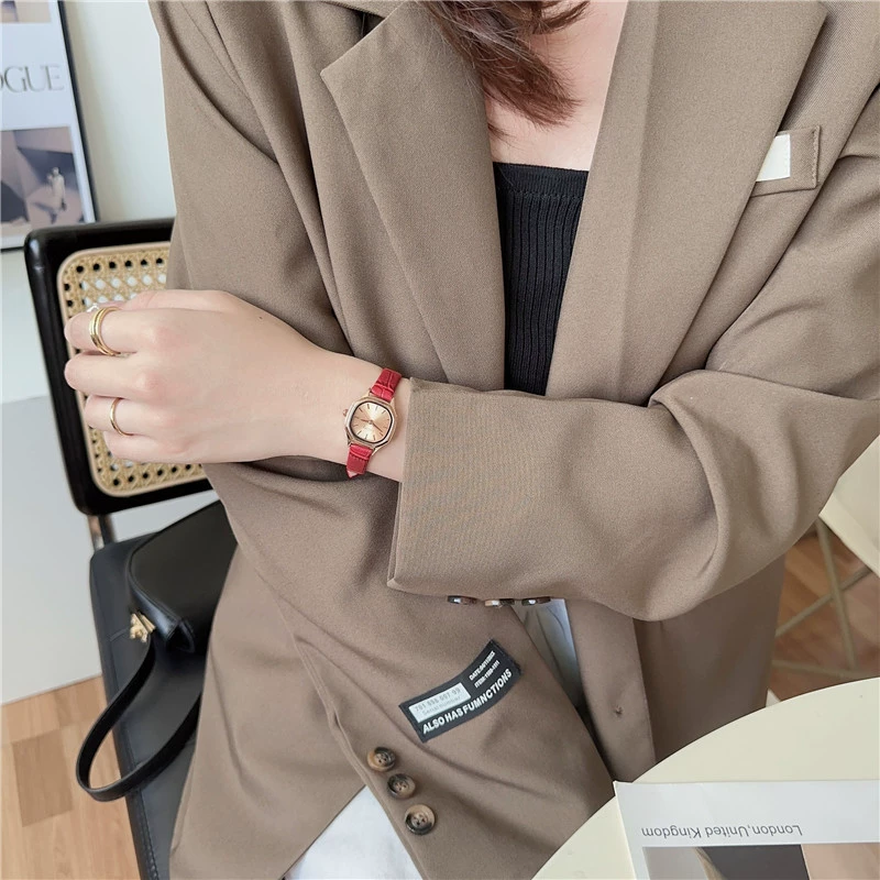 Ку наблюдаю: переводился как "Small sugar cube watch for girls student party simple"