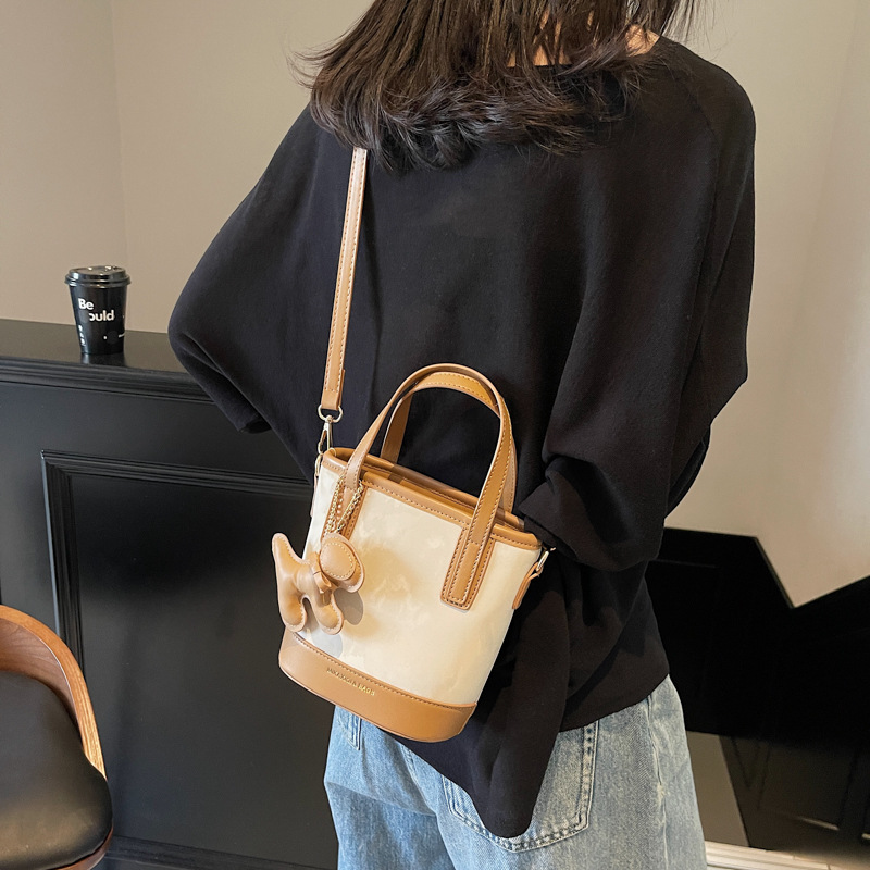 Bolso de tendencia explosiva para mujeres 2025 nuevo estilo versátil bolso de hombro simple de alto nivel nicho bolso de cubo