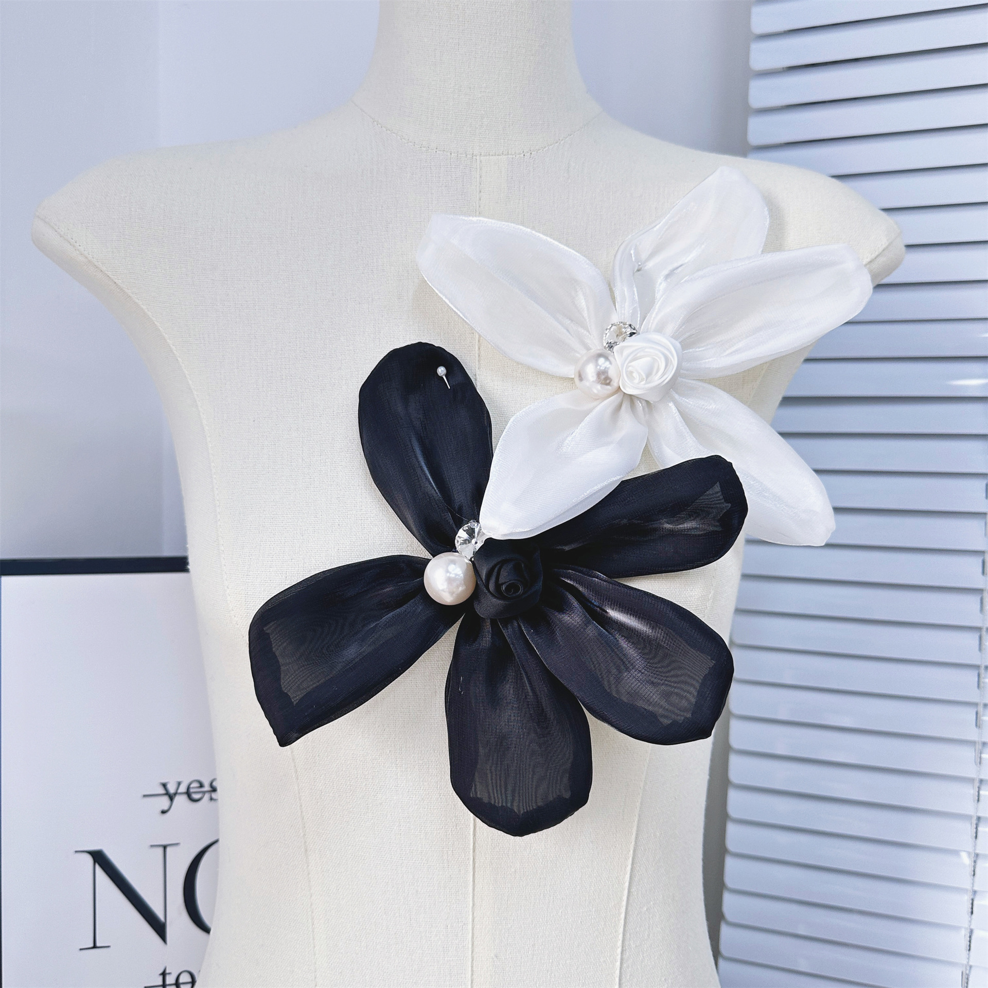 Pequeño viento fragante flor de satén blanco y negro más pin plumas de perla tela decorativa estereoscópica DIY accesorios de ropa image 3