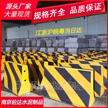 江苏厂家定制水泥墩混凝土防撞墩高速公路离墩 新泽西护栏施工