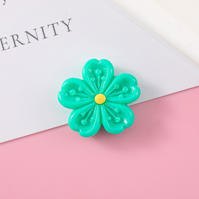 Venta directa de fábrica de cinco pétalos serie flor de cerezo accesorios de resina flor corazón Bud serie fresca crema más parche de horquilla