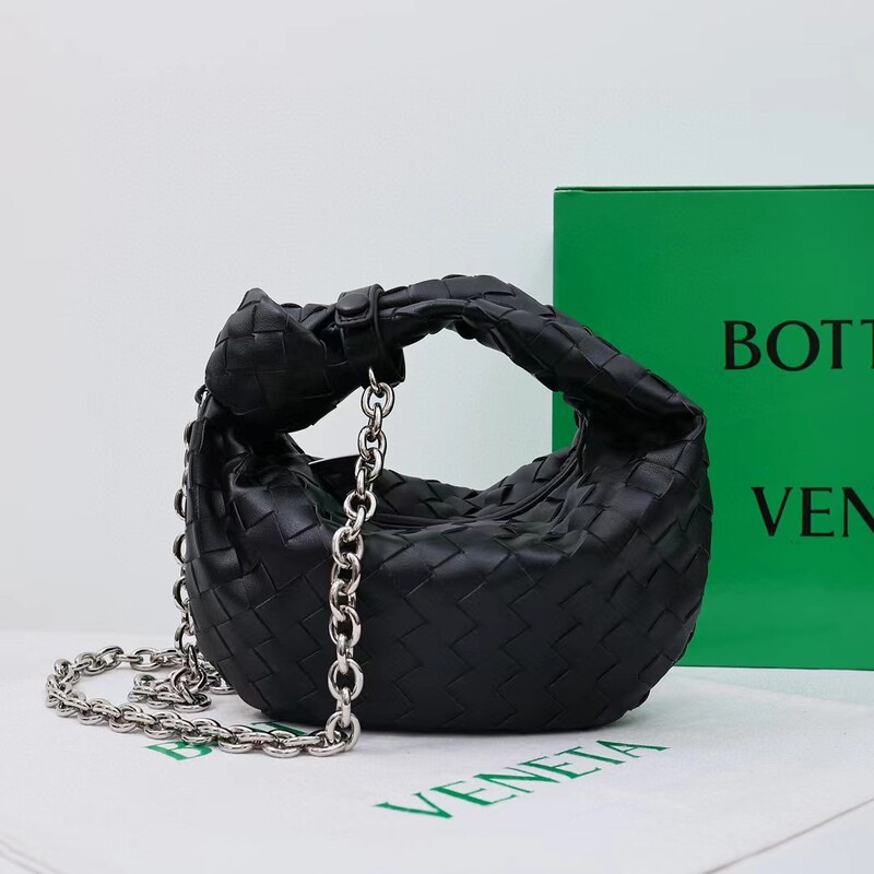 2025 Summer New Woven Bv Horn Bag with Knot Detail, Can Be Used as a Clutch or Crossbody Bag, Small, Lightweight, and Elegant 2025 Summer New Woven Bv Horn Bag with Knot Detail, Can Be Used as a Clutch or Crossbody Bag, Small, Lightweight, and Elegant