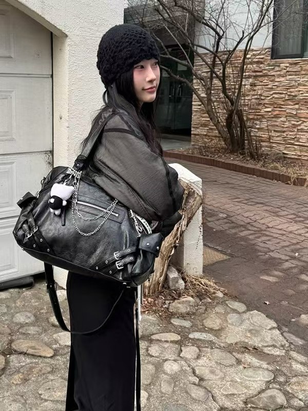 2025 invierno versátil gran capacidad remaches bolsa bolsa de locomotora de PVC mujer bolsa de locomotora al por mayor color mezclado MOQ 1 pieza dientes de perro