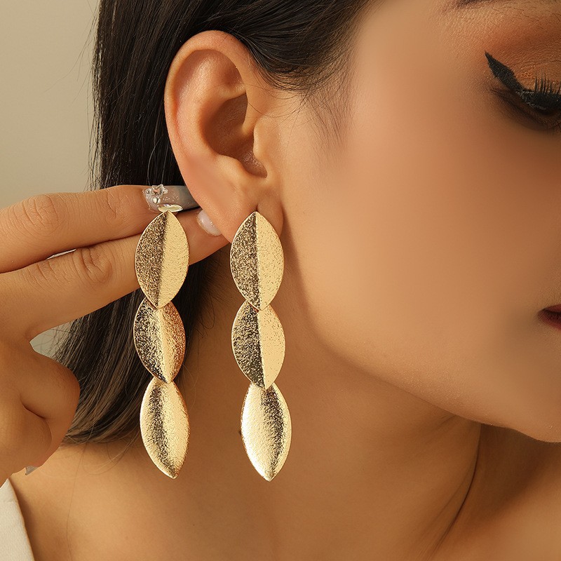 Pendientes de borla geométrica larga transfronteriza Pendientes de lujo ligero de temperamento salvaje dorado Pendientes de temperamento simple para mujer