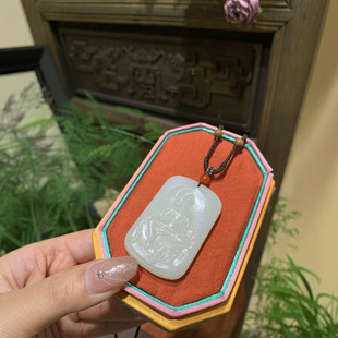 Hetian Jade Hyun Bodhisattva Brand, the patron saint of dragons and snakes, is delicate and waxy, and is as oily as fat.