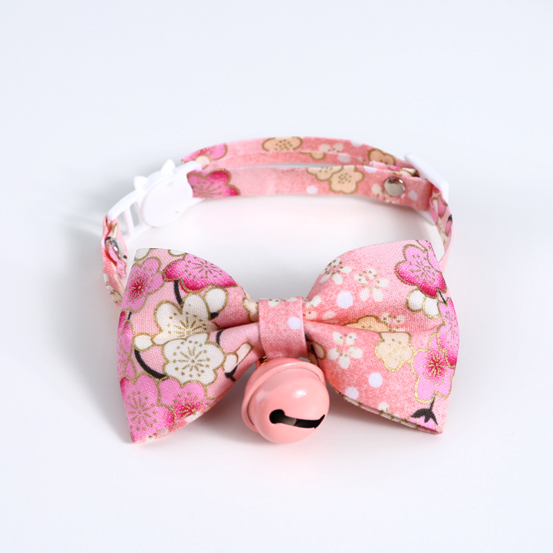 Flor de cerezo de estilo japonés campana ajustable botón de seguridad gato perro collar arco accesorios adorables mascotas