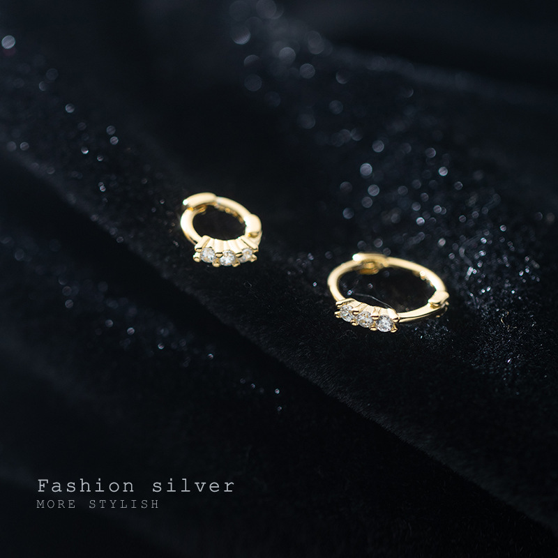 Eloch s925 plata coreana estilo simple estilo personalidad taladro perforación de orejas femenina pequeña joyería de orejas de tres diamantes G9046