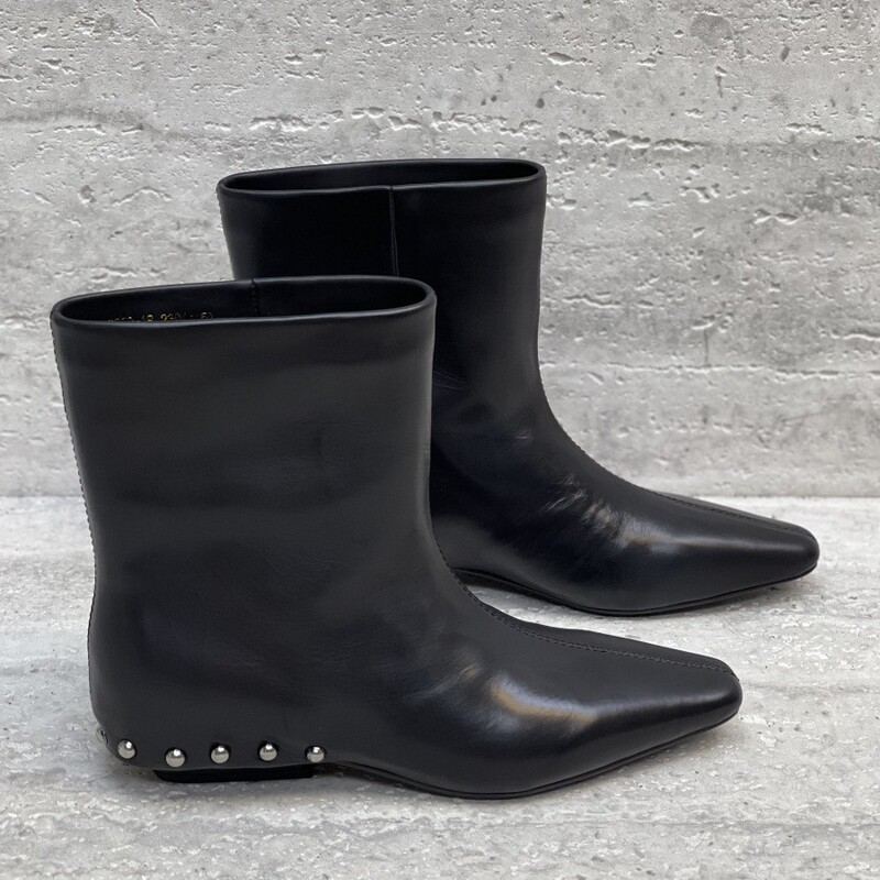 European Women's Shoes 2025 Autumn and Winter Fashion Rivet Soft Tire Small Square Toe Comfortable Sleeve Thick Low Heel Leather Women's Short Boots