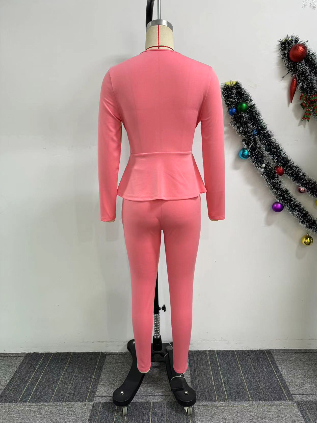 Conjunto de dos piezas de blusa y pantalón de manga larga con escote en V y cintura ajustada de color liso