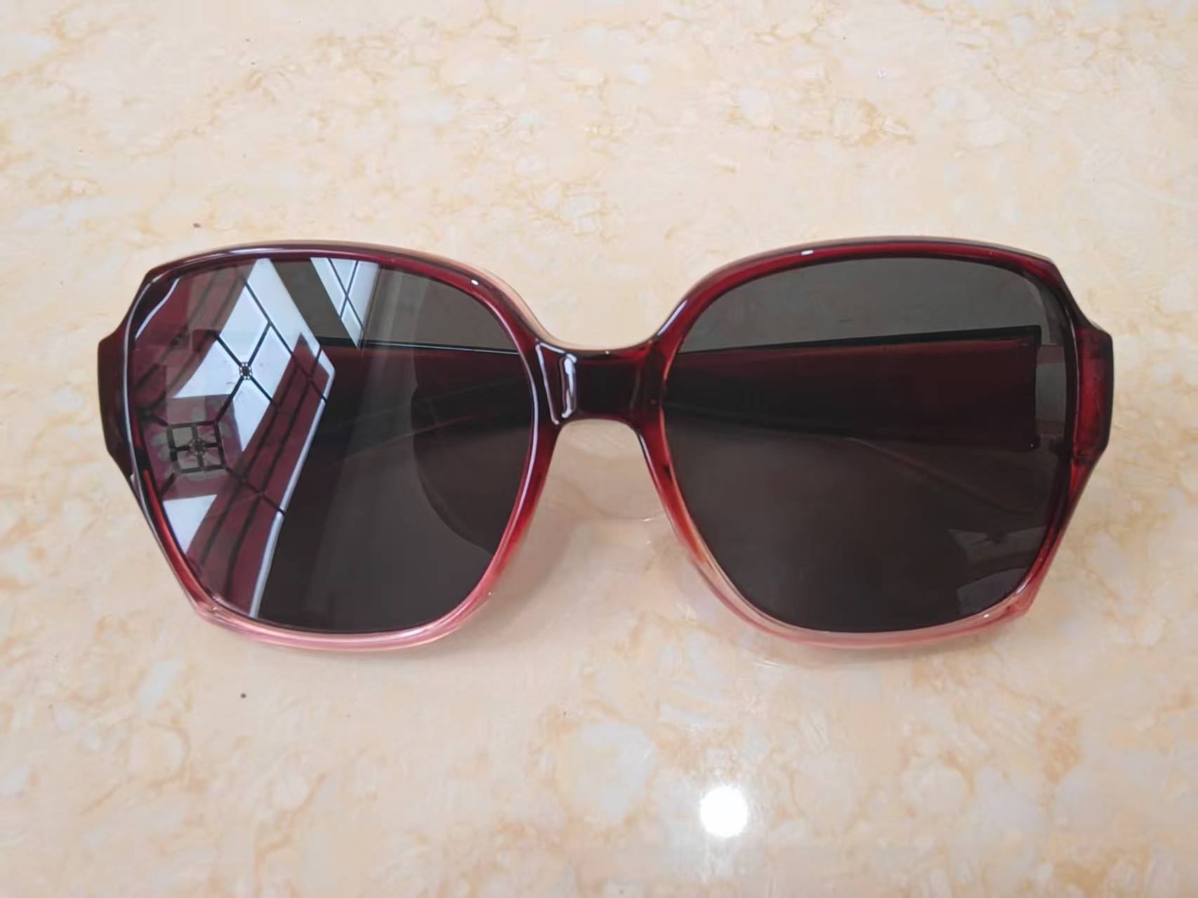 [model 05] burgundy framed black and gray pieces