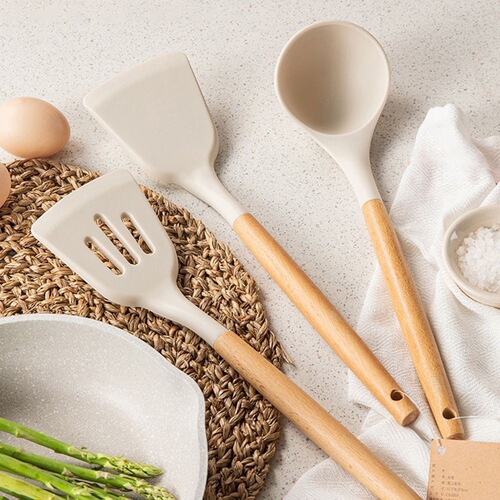 Silicone spatula and soup spoon, non-stick for cookware, heat-resistant and anti-scalding—home-use cooking utensil set in white