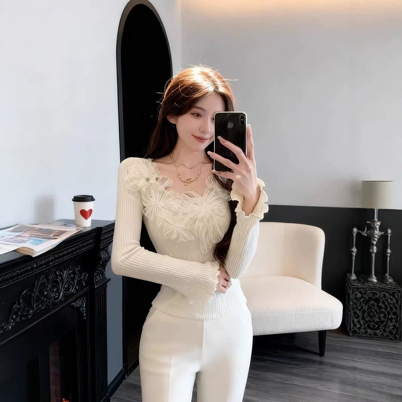 French-style 3D lace floral U-neck long-sleeve T-shirt for women, new early spring collection, high-end, slim-fit, inner layer, base shirt, top