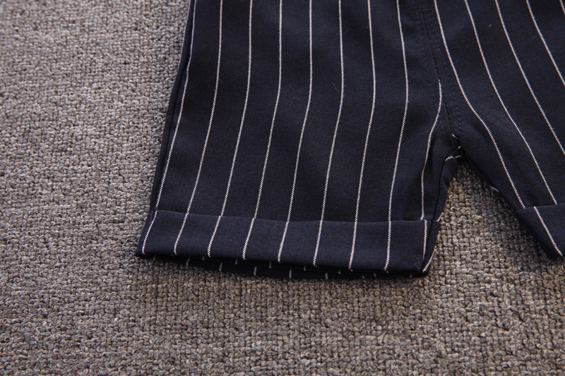 竖条领结背带套装