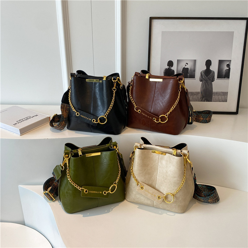 New large capacity all-match portable bucket bag personalized chain trendy messenger bag high sense Fashion shoulder bag New large capacity all-match portable bucket bag personalized chain trendy messenger bag high sense Fashion shoulder bag