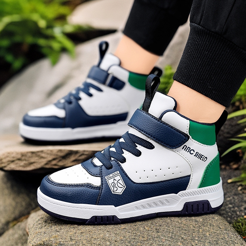 Zapatos de skate para niños transfronterizos 2025, otoño nuevo tipo de zapatos deportivos de cuero antideslizante de alto nivel para niños de edad media y grande