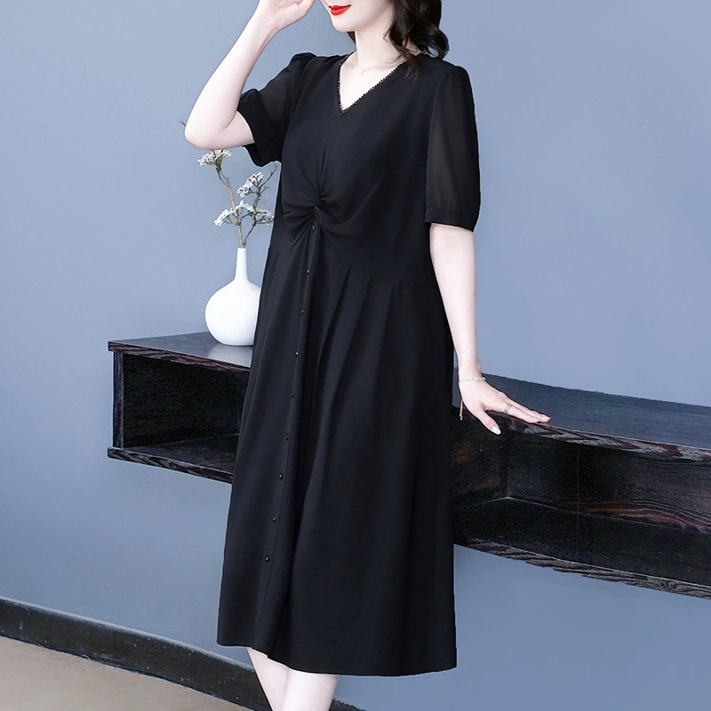 Летнее платье 2025 года, новый дизайн, высококачественный шифон, короткий рукав, больших размеров, стройнящее, для женщин среднего возраста.