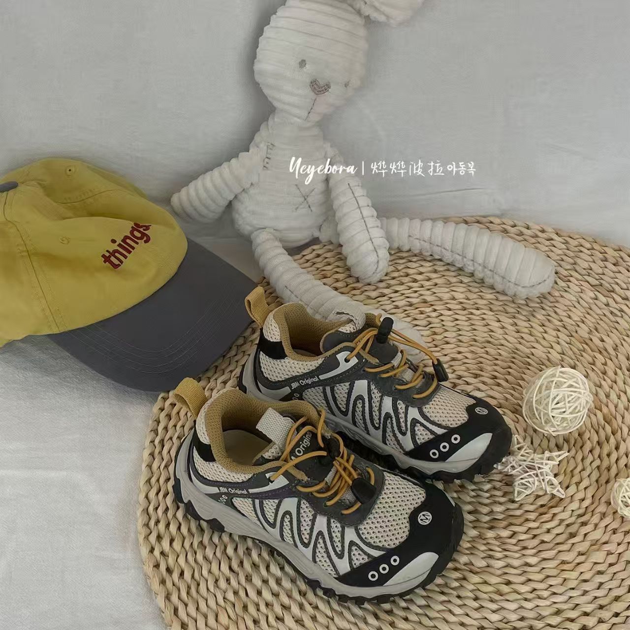 Zapatos infantiles de primavera y otoño 2026 nuevos zapatos de papá suaves para niñas zapatos deportivos casuales para niños zapatos de montaña al aire libre